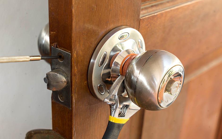 remplacer une serrure de porte d'entrée Vauréal
